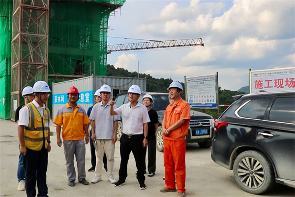 卓豪（右3）在邁灣水利工程審計中核查大壩建設情況