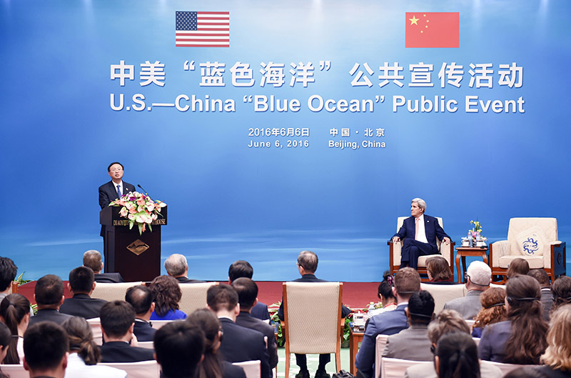 6月6日，出席第八輪中美戰略與經濟對話的中國國家主席習近平特別代表國務委員楊潔篪與美國總統奧巴馬特別代表國務卿克里在北京釣魚臺國賓館共同出席中美“藍色海洋”公共宣傳活動。新華社記者 張領 攝