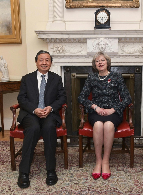 11月9日，出席第八次中英經濟財金對話的國務院副總理馬凱（左）在英國倫敦會見英國首相特雷莎·梅。新華社記者 韓巖 攝